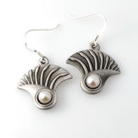 Flora Pearl Earrings Kangaroo Paw