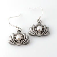 Flora Pearl Earrings Waratah
