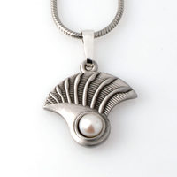 Flora Pearl Pendant Kangaroo Paw
