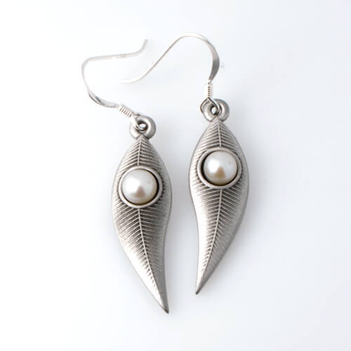 Flora Pearl Earrings Gum Leaf