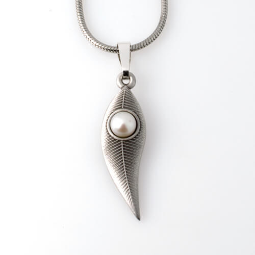 Flora Pearl Pendant Gum Leaf
