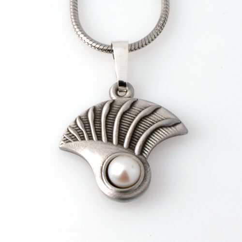 Flora Pearl Pendant Kangaroo Paw